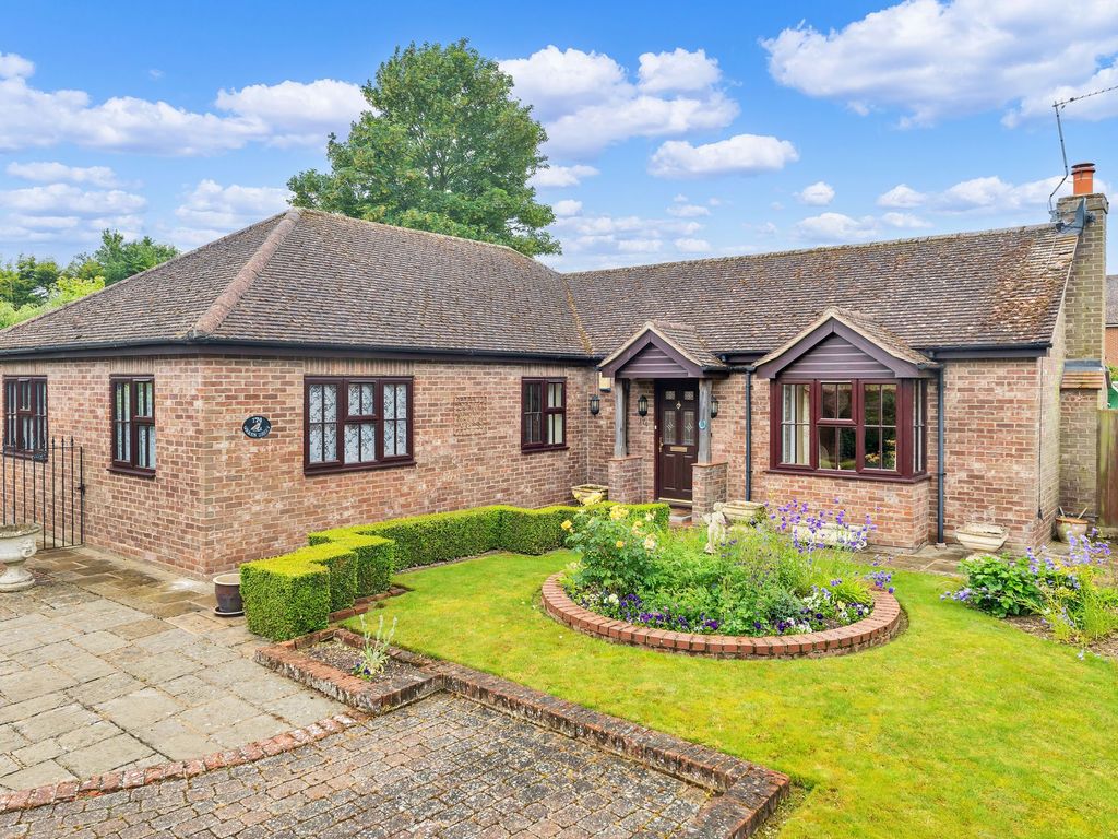 3 bed bungalow for sale in Green Drift, Royston SG8, £700,000 Zoopla