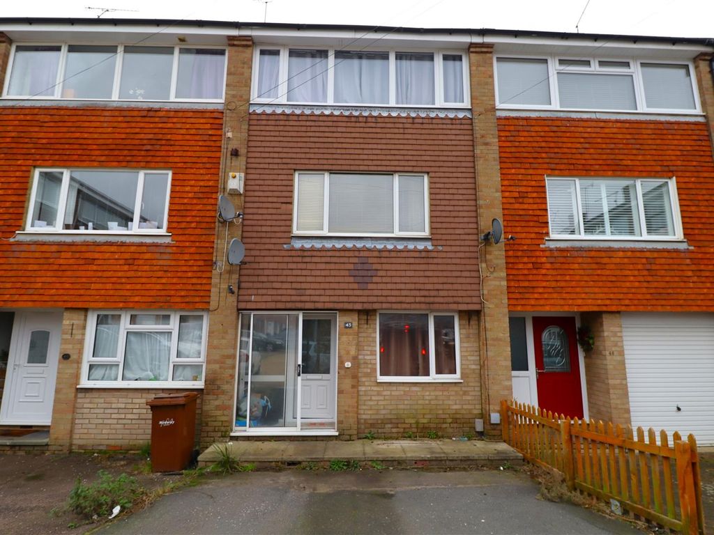 4 bed terraced house for sale in Beverley Close, Rainham, Gillingham