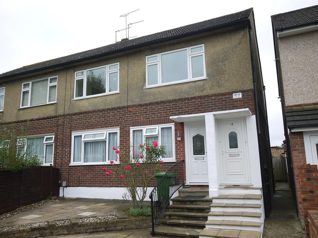 2 bed flat to rent in Ruskin Close, Cheshunt, Waltham Cross EN7, £1,300