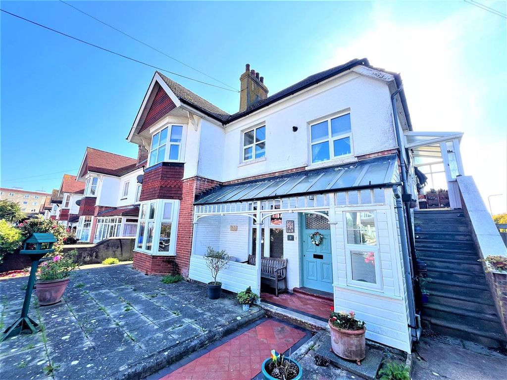 2 bed flat for sale in Bedford Avenue, BexhillOnSea TN40 Zoopla