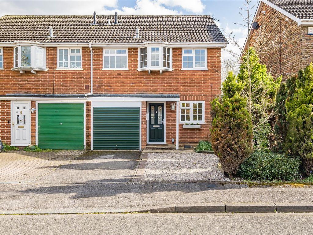 3 bed semidetached house for sale in Meadow View, Winnersh, Berkshire