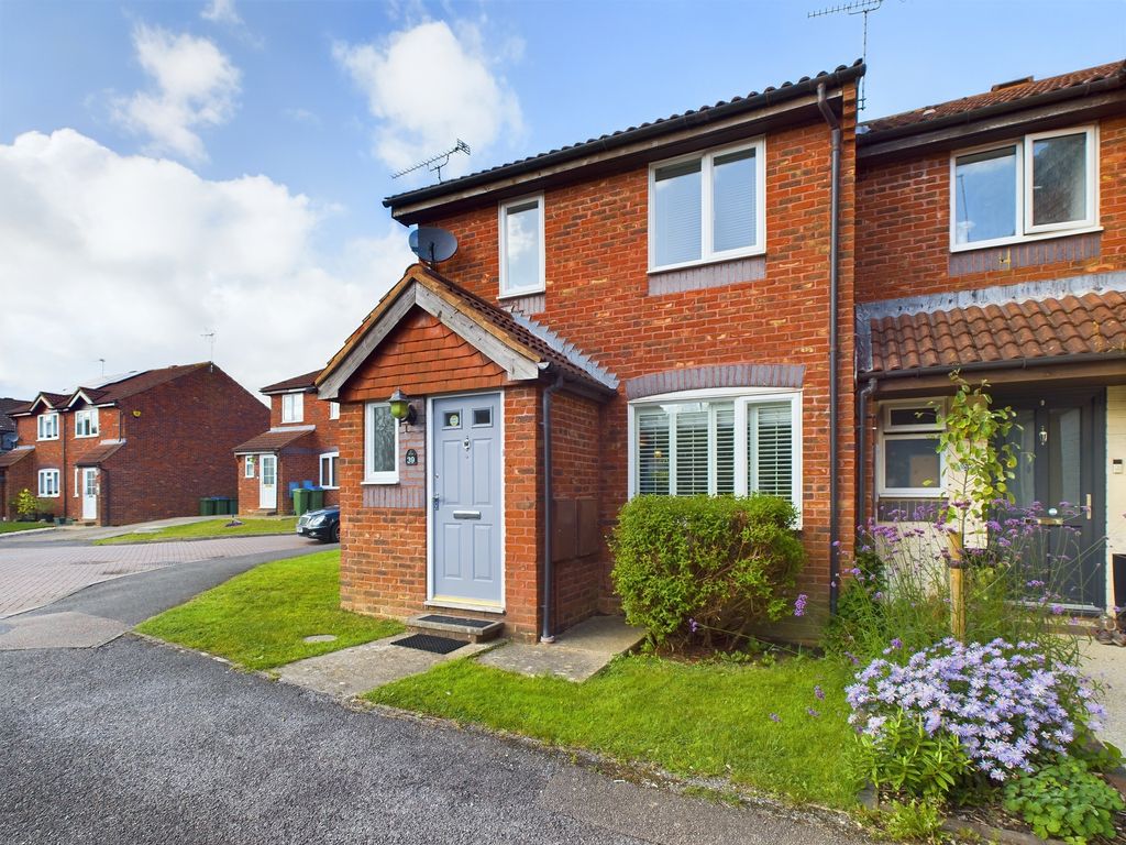 3 bed semidetached house for sale in Bamborough Close, Southwater