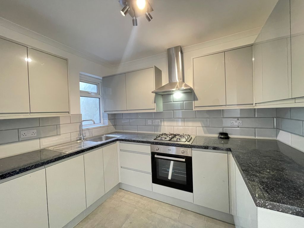 2 bed flat to rent in Boxtree Lane, Harrow HA3, £2,000 pcm Zoopla