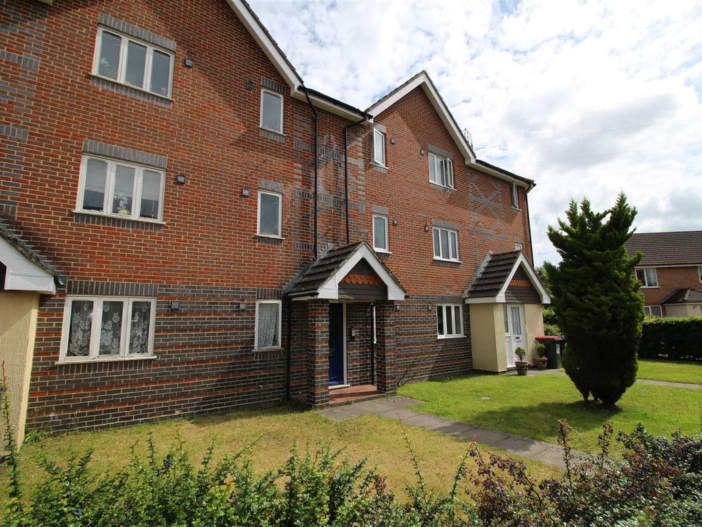 2 bed flat to rent in Walker Road, Maidenbower, Crawley RH10, £1,350