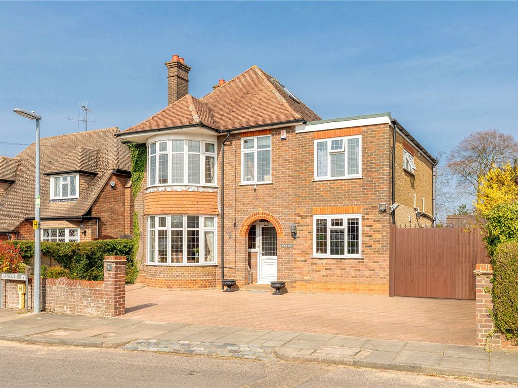 5 bed detached house for sale in Lancot Drive, Dunstable, Bedfordshire