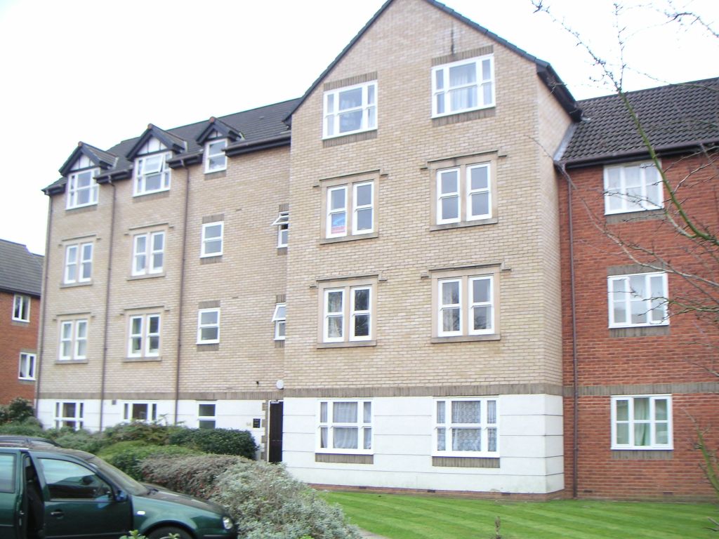2 bed flat to rent in Charnwood House, Rembrandt Way, Reading