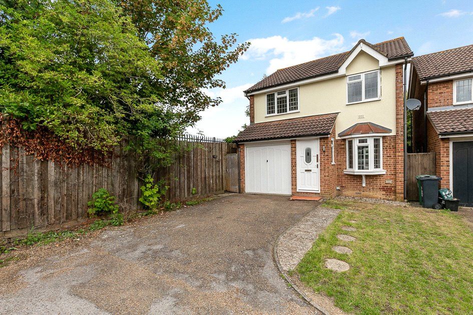3 bed detached house for sale in Staffords Place, Horley, Surrey RH6, £