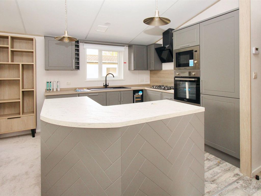 New home, 2 bed mobile/park home for sale in Upper Halliford Road