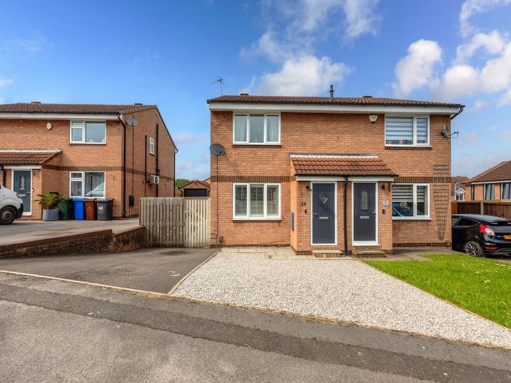 3 bed semidetached house for sale in Swallow Close, Darton, Barnsley