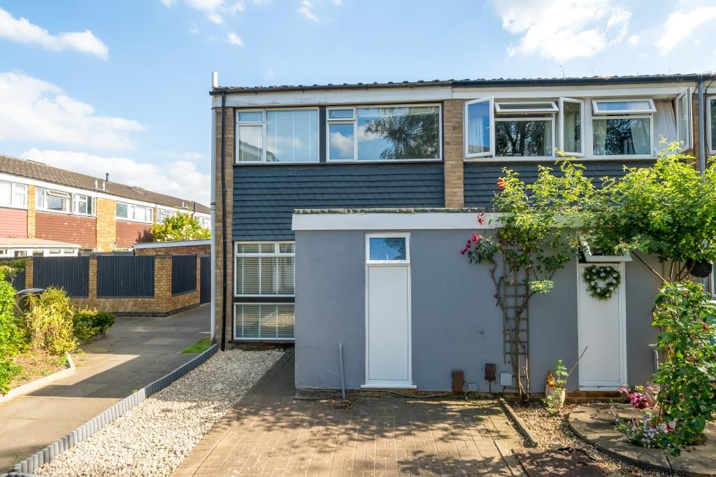3 bed end terrace house for sale in SunburyOnThames, Surrey TW16, £
