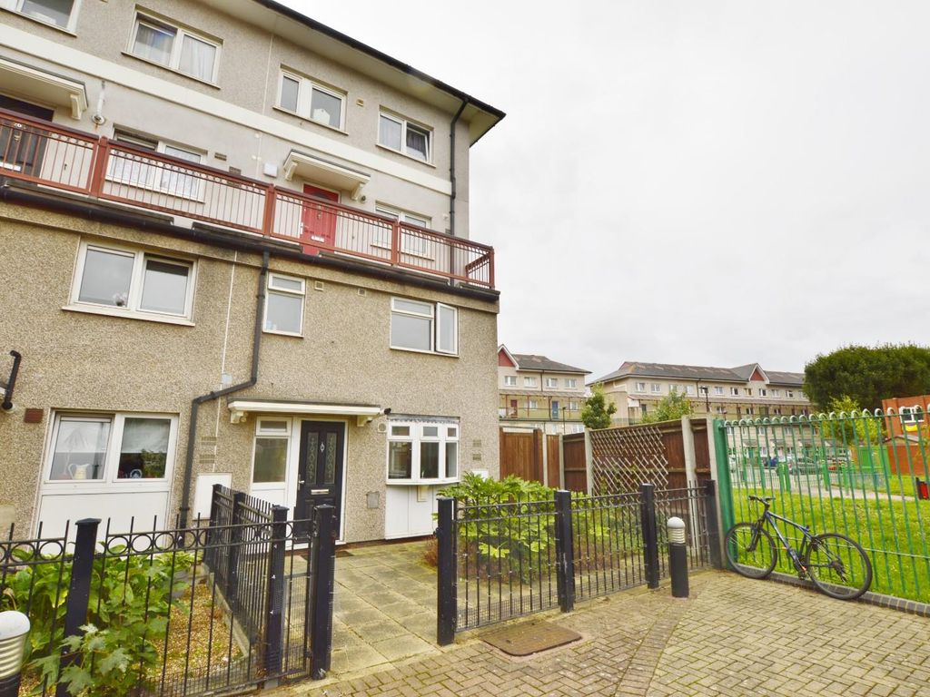 3 bed for sale in Butchers Road, London E16, £330,000 Zoopla