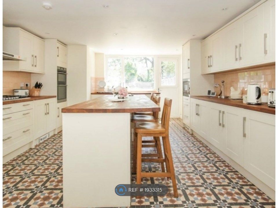 4 bed semidetached house to rent in Luton, Luton LU4, £1,850 pcm Zoopla