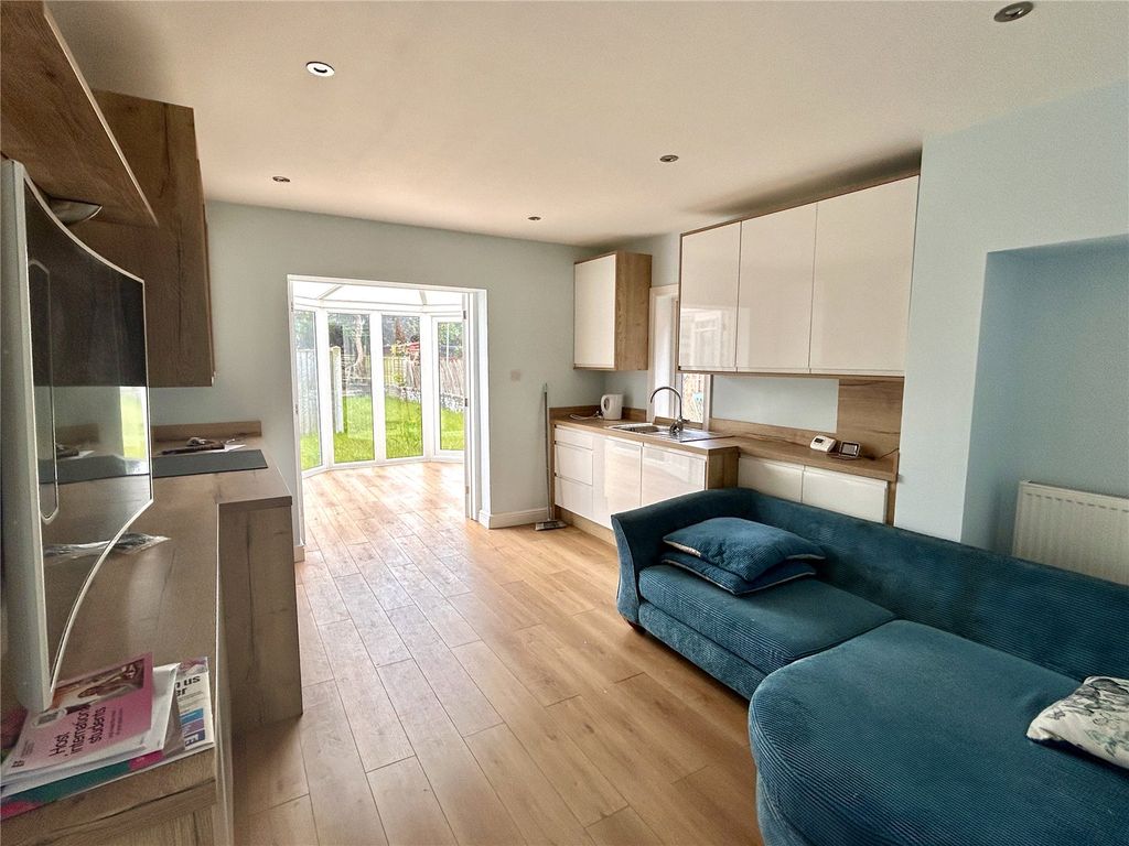 2 bed flat for sale in Sterte Road, Poole BH15, £200,000 Zoopla