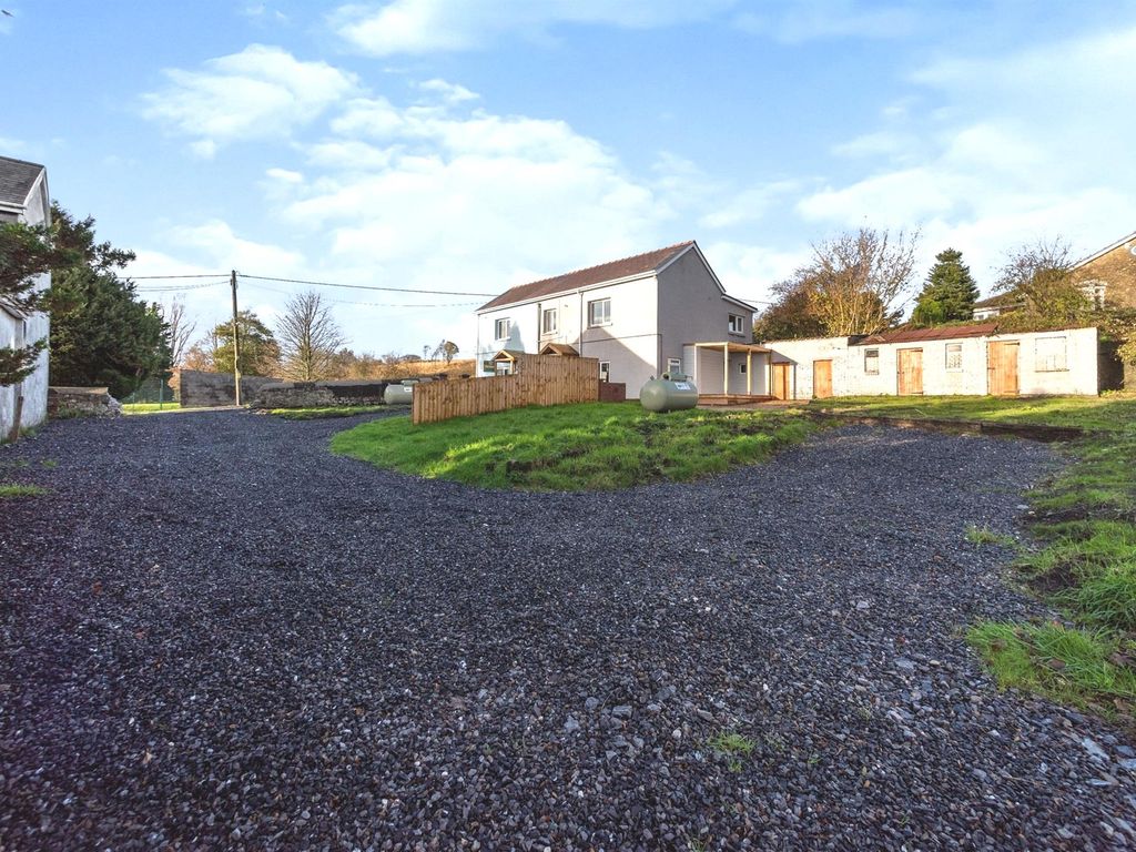 4 bed semidetached house for sale in Brynbrain Road, Cwmllynfell