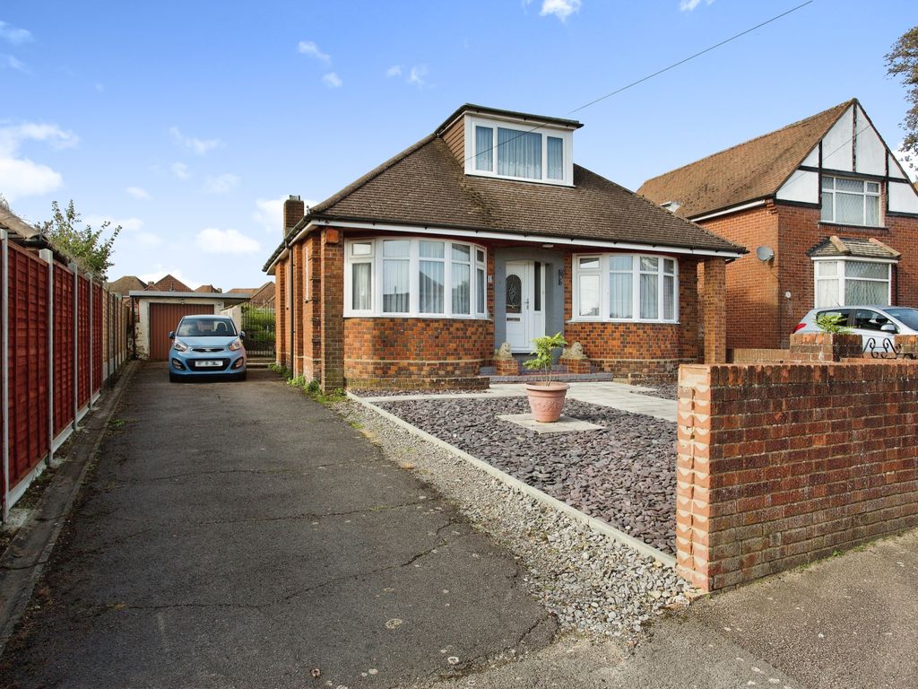3 bed bungalow for sale in Somerton Avenue, Southampton, Hampshire SO18