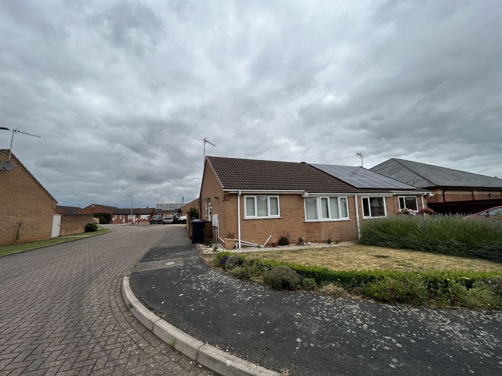 2 bed semidetached bungalow for sale in Linwood Close, Sleaford NG34