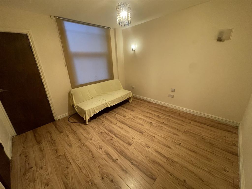 Studio to rent in Noster Hill, Beeston, Leeds LS11, £525 pcm Zoopla