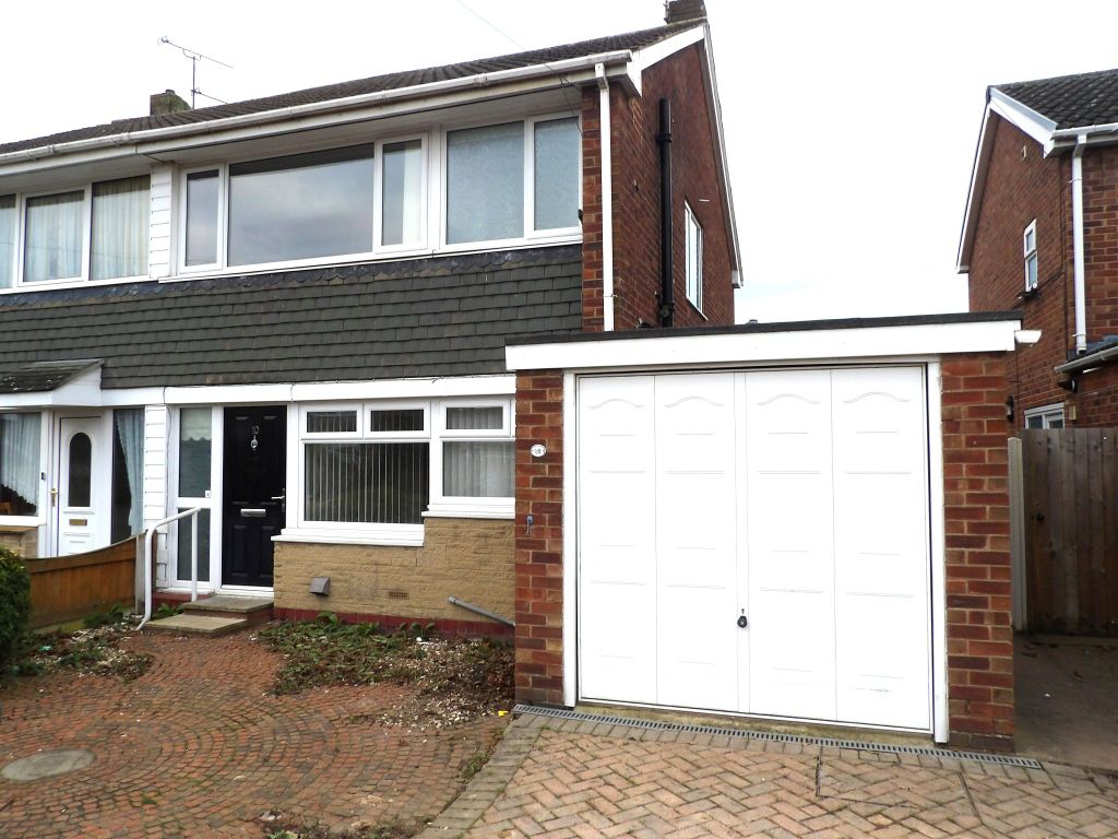 3 bed semidetached house to rent in Bullivant Road, Hatfield
