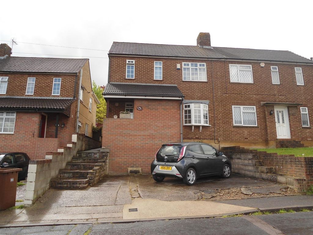 3 bed semidetached house to rent in Hawthorn Road, Strood, Rochester