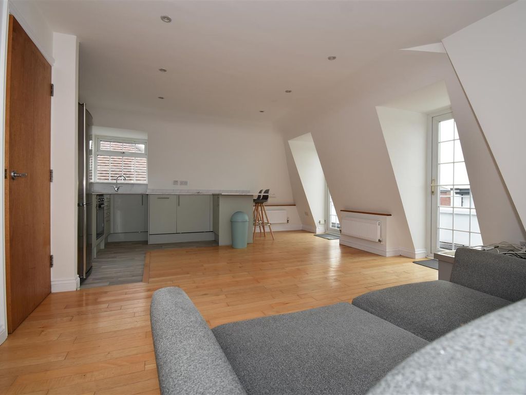 2 bed flat to rent in High Street, Old Portsmouth, Hampshire PO1, £995