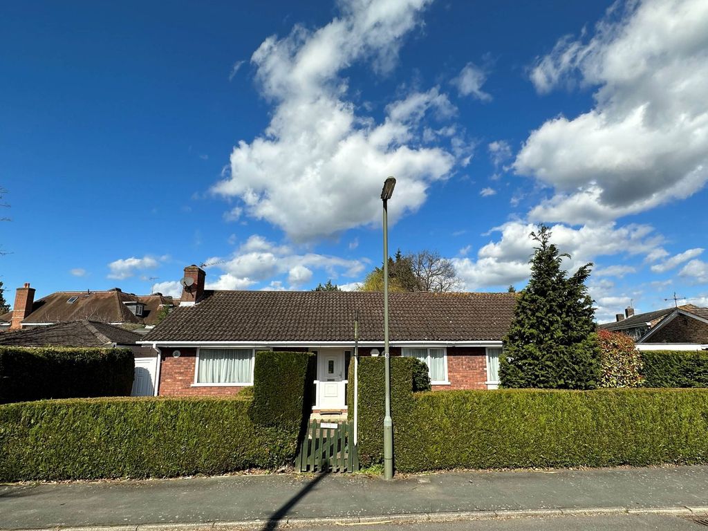 3 bed bungalow for sale in Blakeden Drive, Claygate KT10 Zoopla