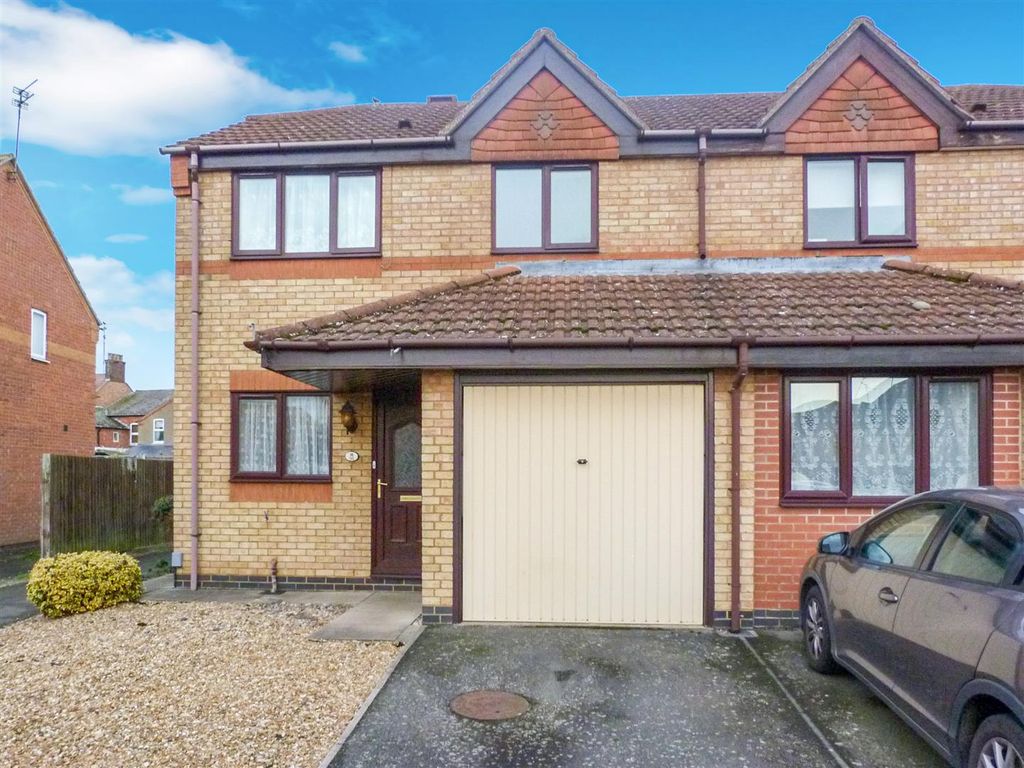 3 bed semidetached house to rent in Cunningham Close, Higham Ferrers