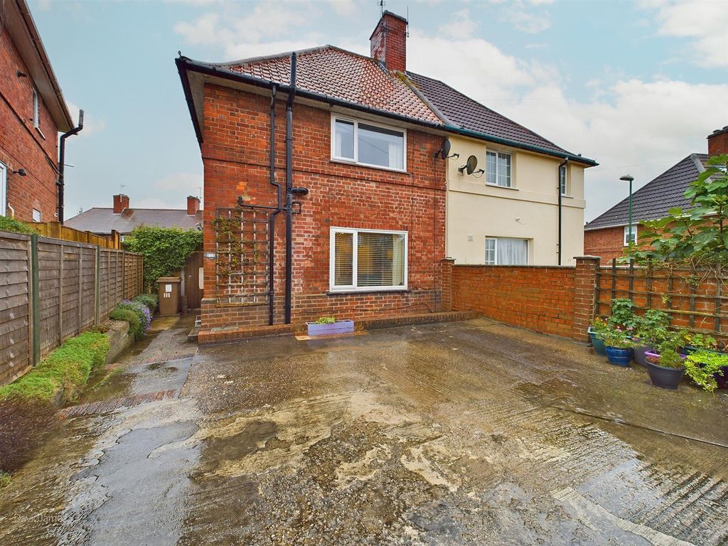 3 bed semidetached house for sale in Linton Rise, Bakersfield