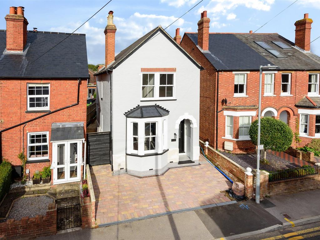3 bed semidetached house for sale in Langborough Road, Wokingham