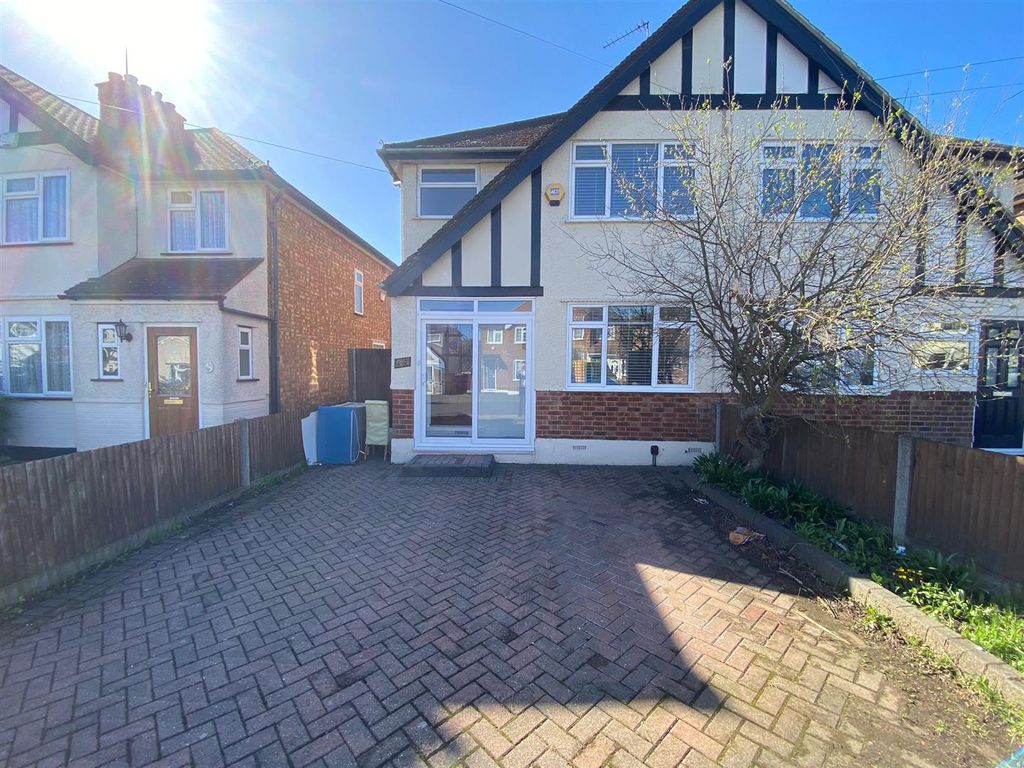 3 bed semidetached house to rent in Misbourne Road, Hillingdon UB10