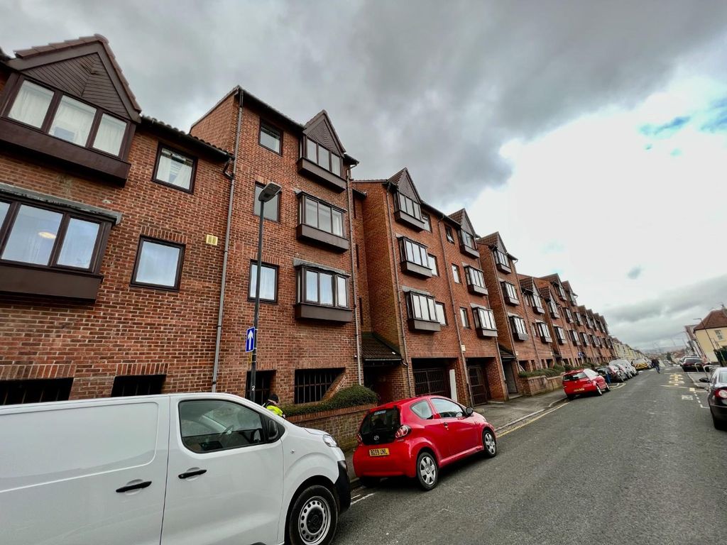 Studio to rent in Frampton Court, Victoria Avenue, Redfield, Bristol