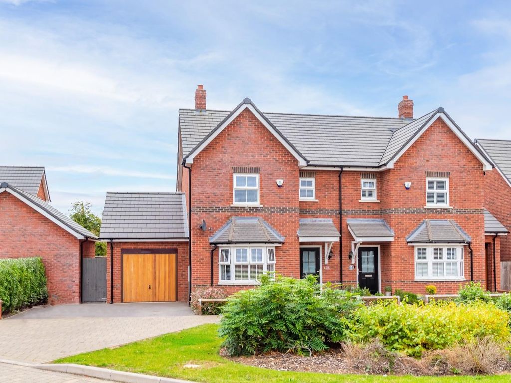 4 bed semidetached house for sale in Damson Way, Edlesborough