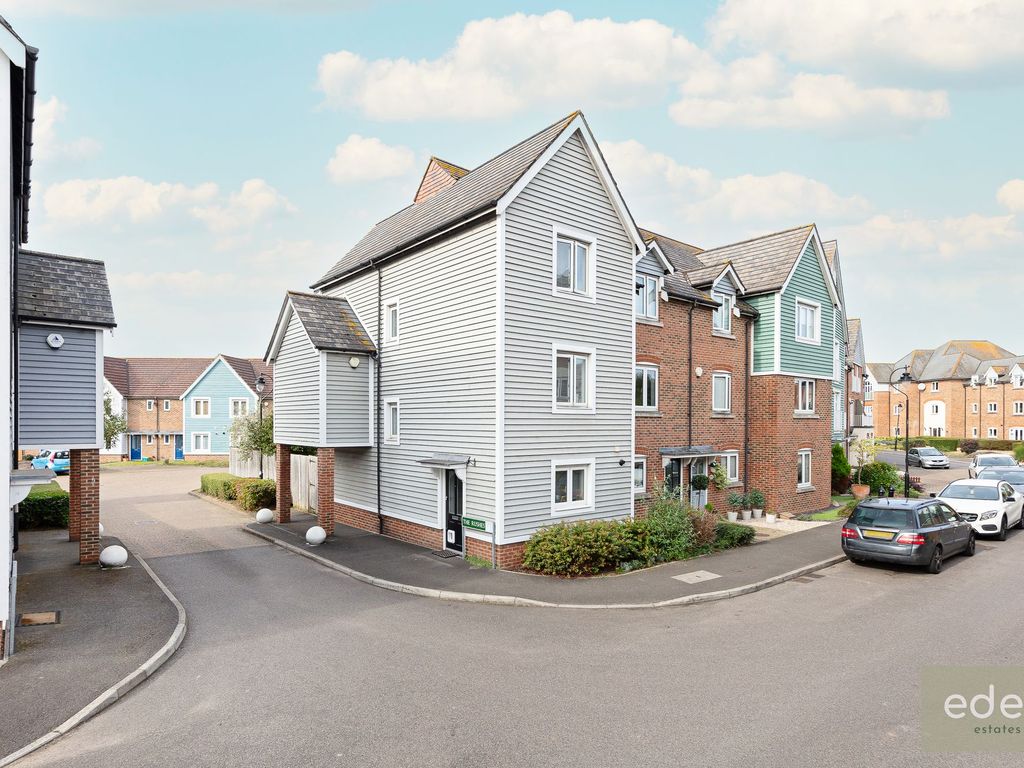 3 bed end terrace house for sale in The Lakes, Larkfield ME20, £380,000