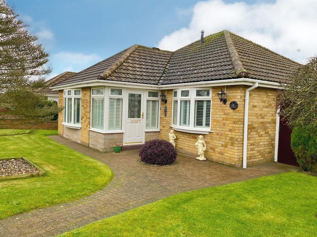3 bed detached bungalow for sale in Crestview Drive, Lowestoft, Suffolk