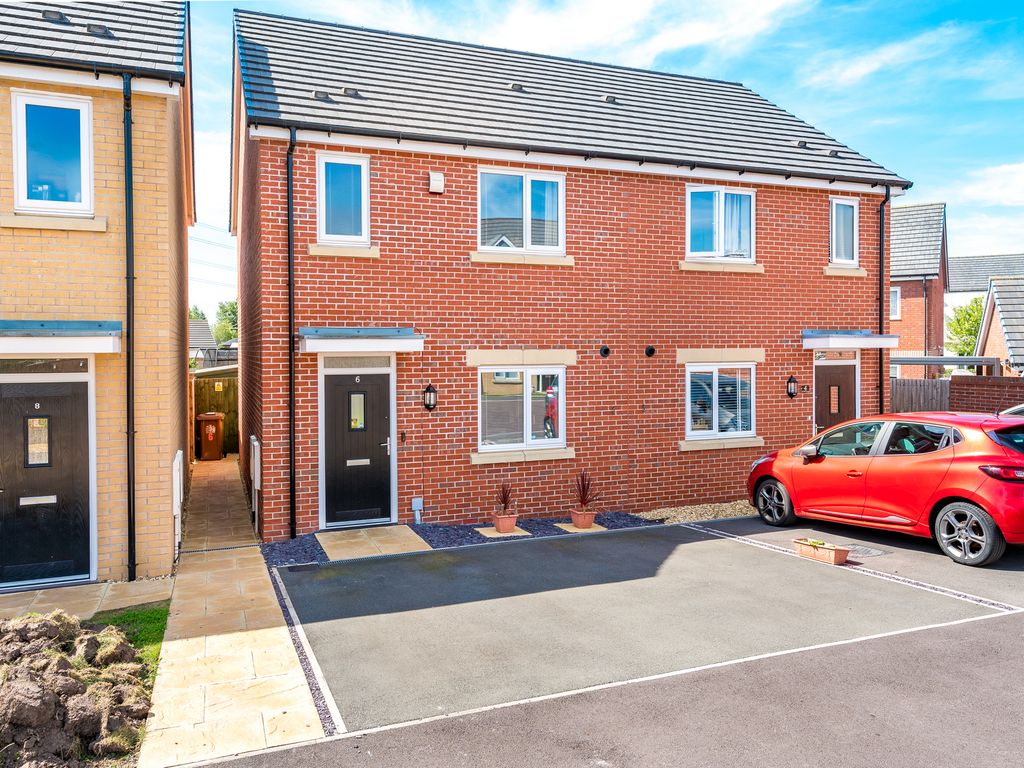 3 bed semidetached house for sale in Upton Close, Waterside Village