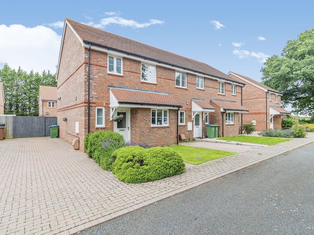 3 bed semidetached house for sale in Oak Place, Stoke Mandeville