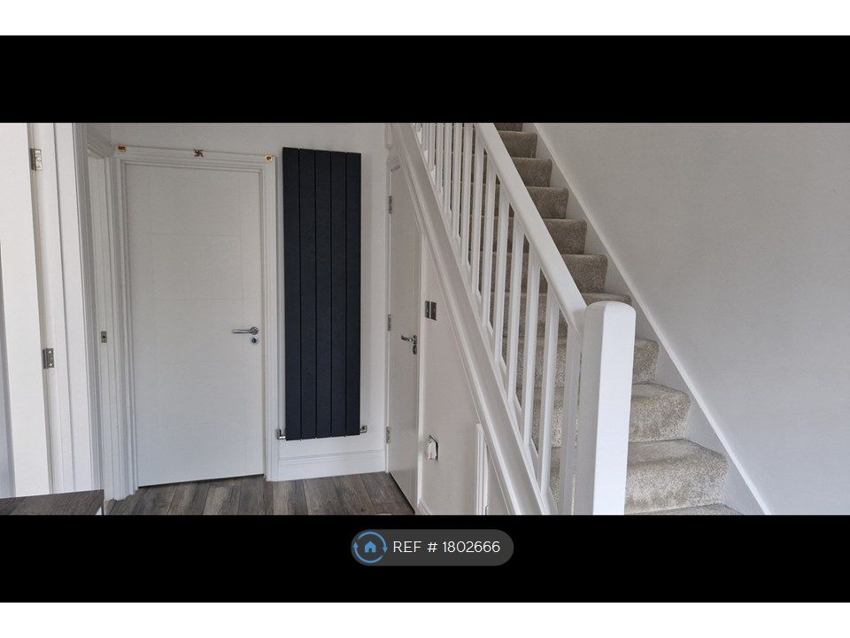 4 bed semidetached house to rent in Chiltern Road, Burnham, Slough SL1