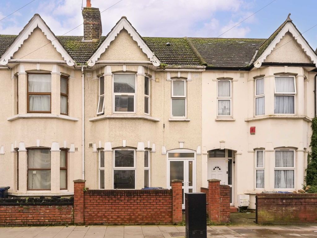 4 bed property for sale in Beaconsfield Road, Southall UB1, £550,000