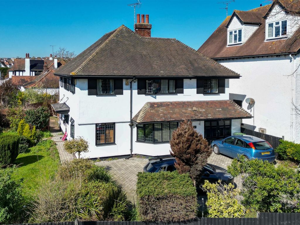 5 bed detached house to rent in Chalkwell Avenue, WestcliffOnSea SS0