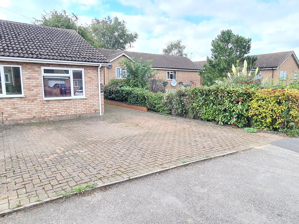 2 bed property to rent in Arkwright Road, Irchester, Wellingborough