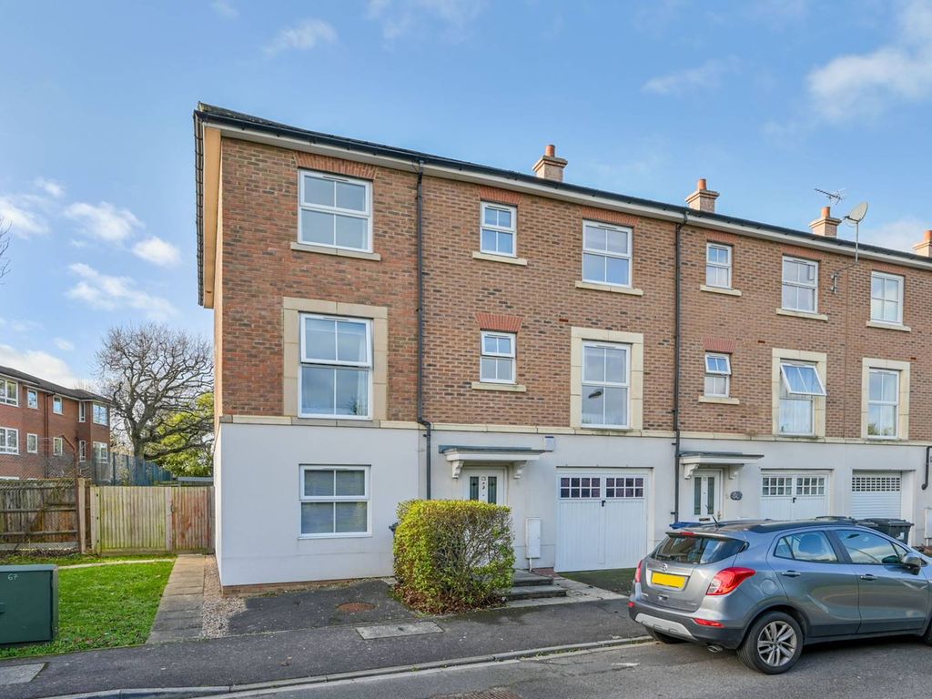 5 bed end terrace house for sale in Boddington Gardens, Acton, London