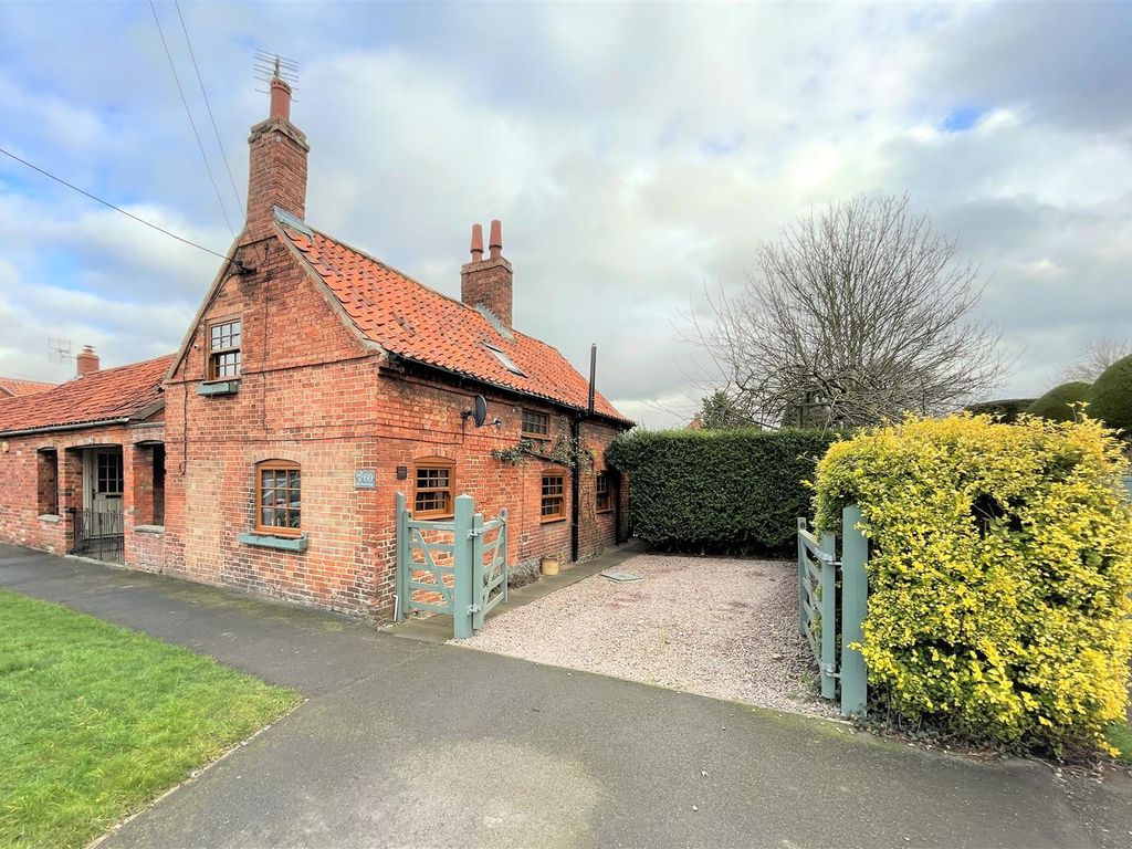 2 bed cottage for sale in High Street, Brant Broughton, Lincoln LN5, £