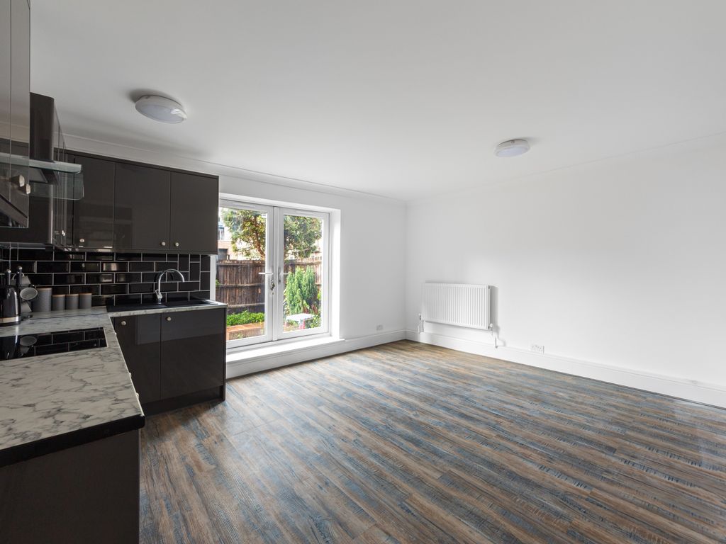 3 bed flat to rent in Salisbury Close, Elephant & Castle, London SE17