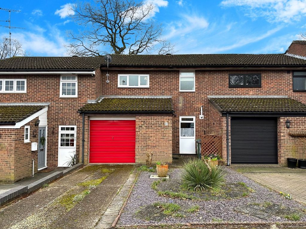 3 bed terraced house for sale in Avocet Crescent, College Town