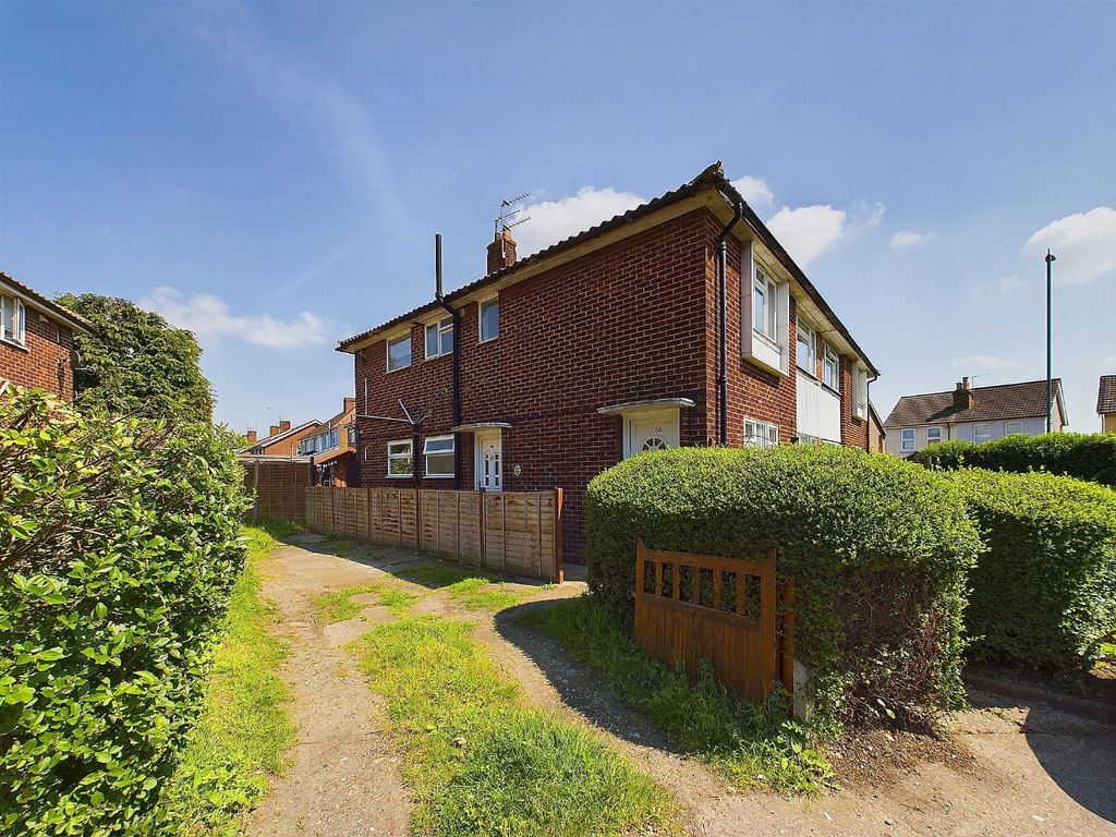 2 bed to rent in Bexleyheath, Kent DA7, £1,550 pcm Zoopla