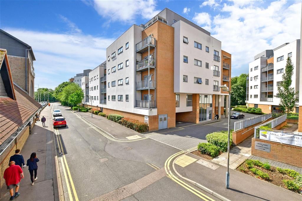 3 bed flat for sale in Sovereign Way, Tonbridge, Kent TN9 Zoopla