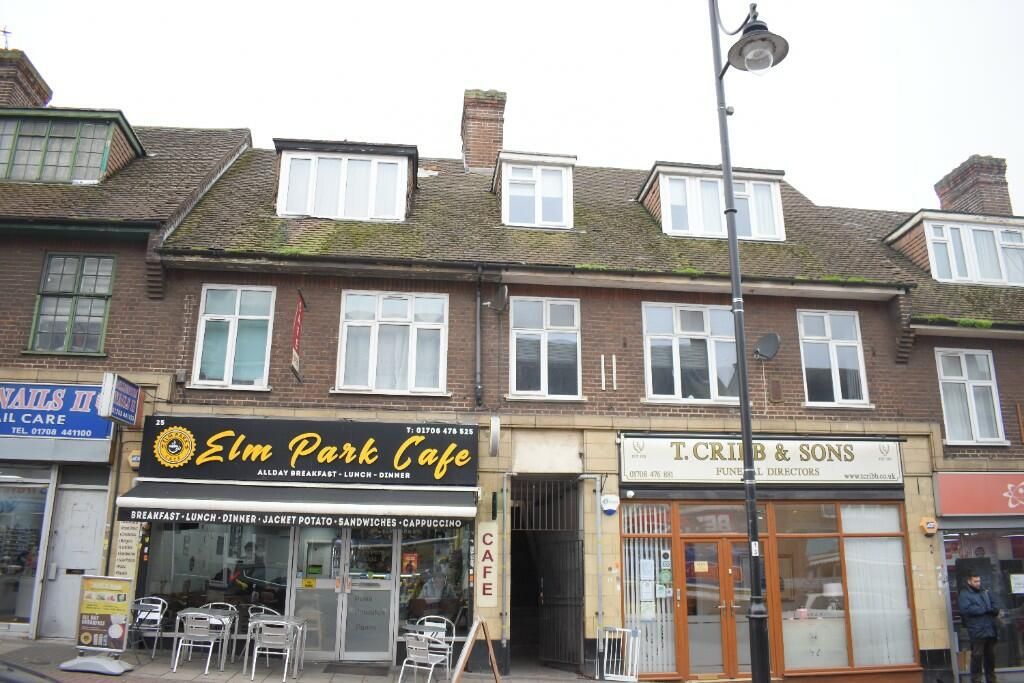 3 bed flat to rent in The Broadway, Hornchurch, Essex RM12, £1,500 pcm