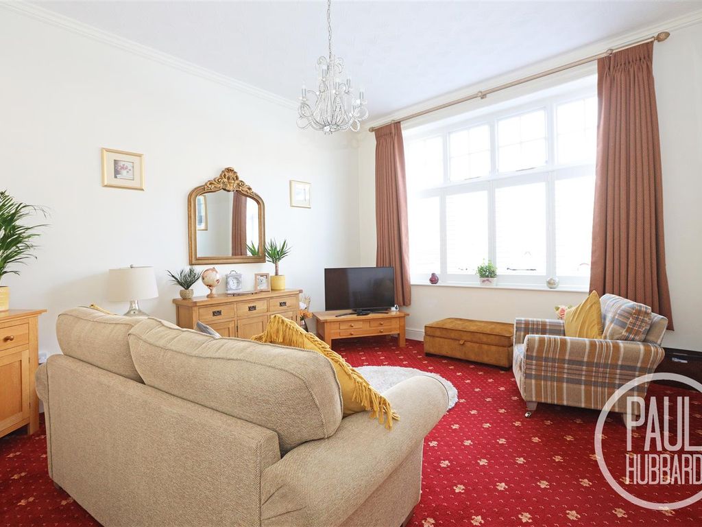 2 bed flat for sale in Kirkley Cliff Road, Lowestoft NR33, £260,000 Zoopla