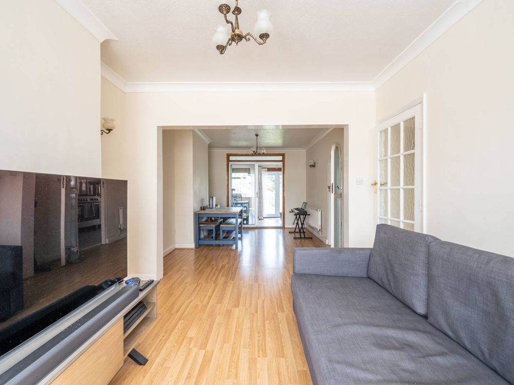 3 bed property to rent in Burlington Rise, East EN4, £