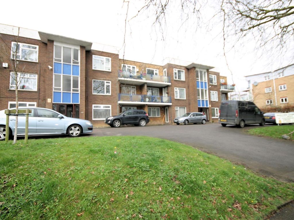 2 bed flat to rent in New Bedford Road, Wardown Court, Luton LU3, £