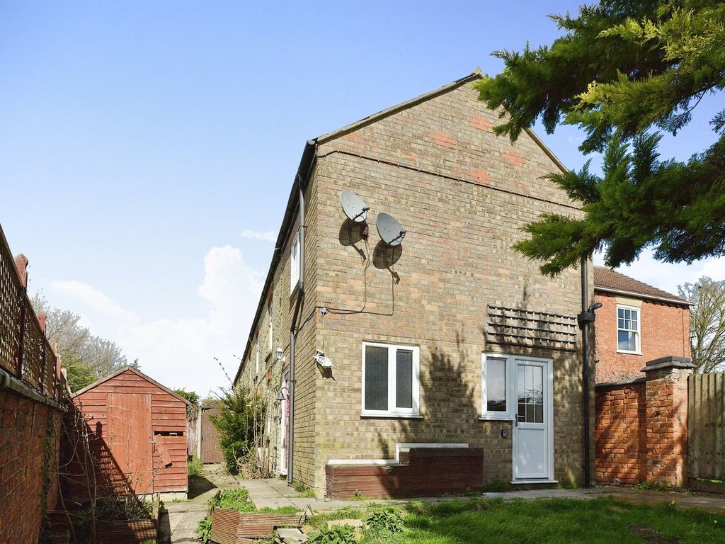 2 bed semidetached house for sale in High Street, Deanshanger, Milton